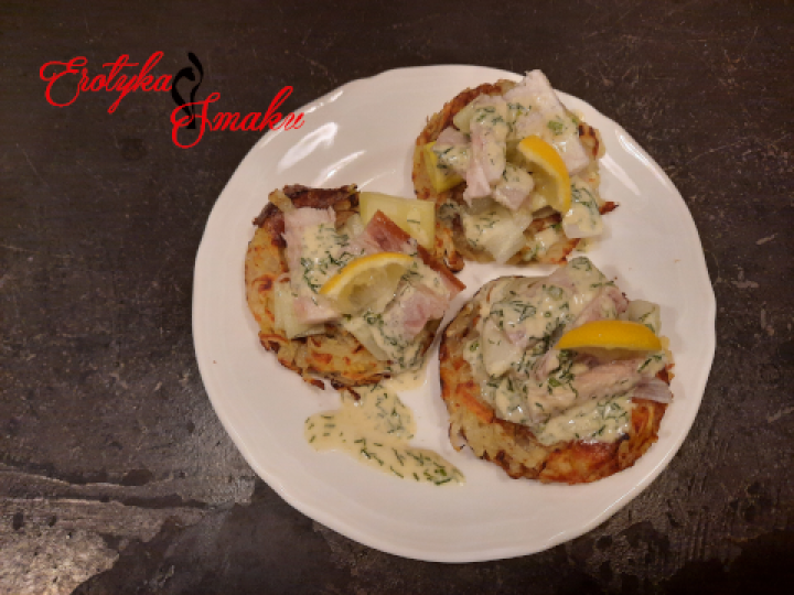 Wędzony węgorz na placku ziemniaczanym i kremowym porze, z kremem musztardowym